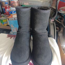UGG Woman Boots Size 7