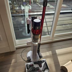 Dyson v10 Cyclone Motorhead with Dock