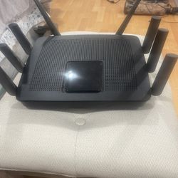 Tri-Band MU-MIMO Wi-Fi Router EA9400 AC5000 Tri-Band Wi-Fi Router 