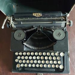 Vintage Royal Typewriter W/Case