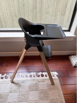 Stokke Clikk High Chair, Black/Oak- All-in-One High Chair with Tray + Harness - Light, Durable & Travel Friendly - Ergonomic with Adjustable Features 