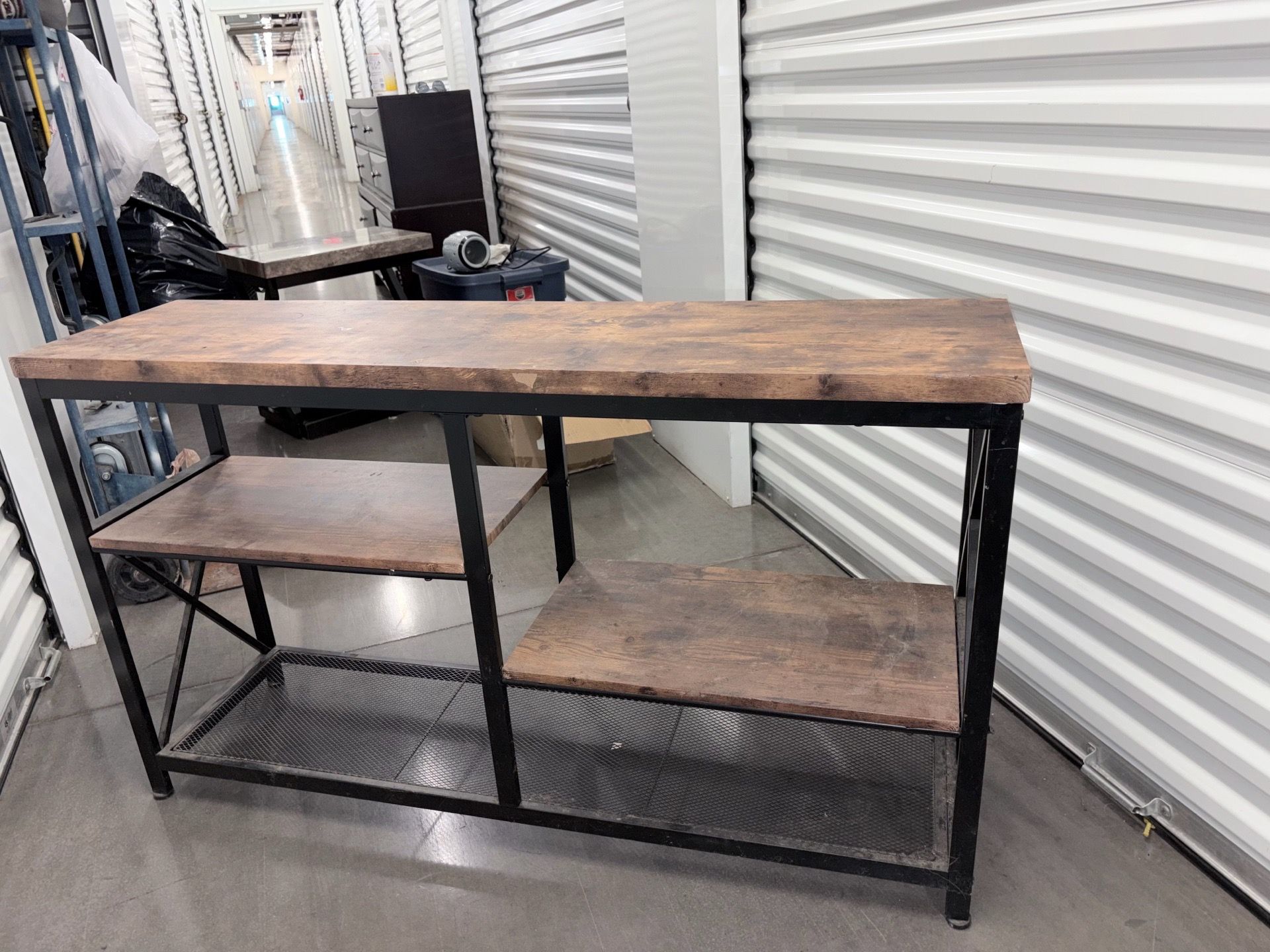 Entertainment center / table
