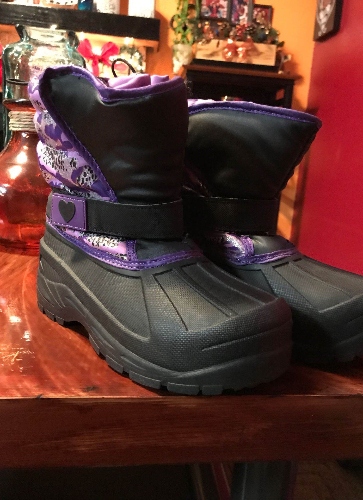Girls snow boots size 4. Se habla espanol