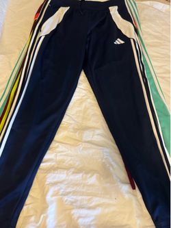 Pants for men size Medium $30 each  Hablo español.