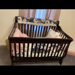 Delta Crib/ Toddler Bed 