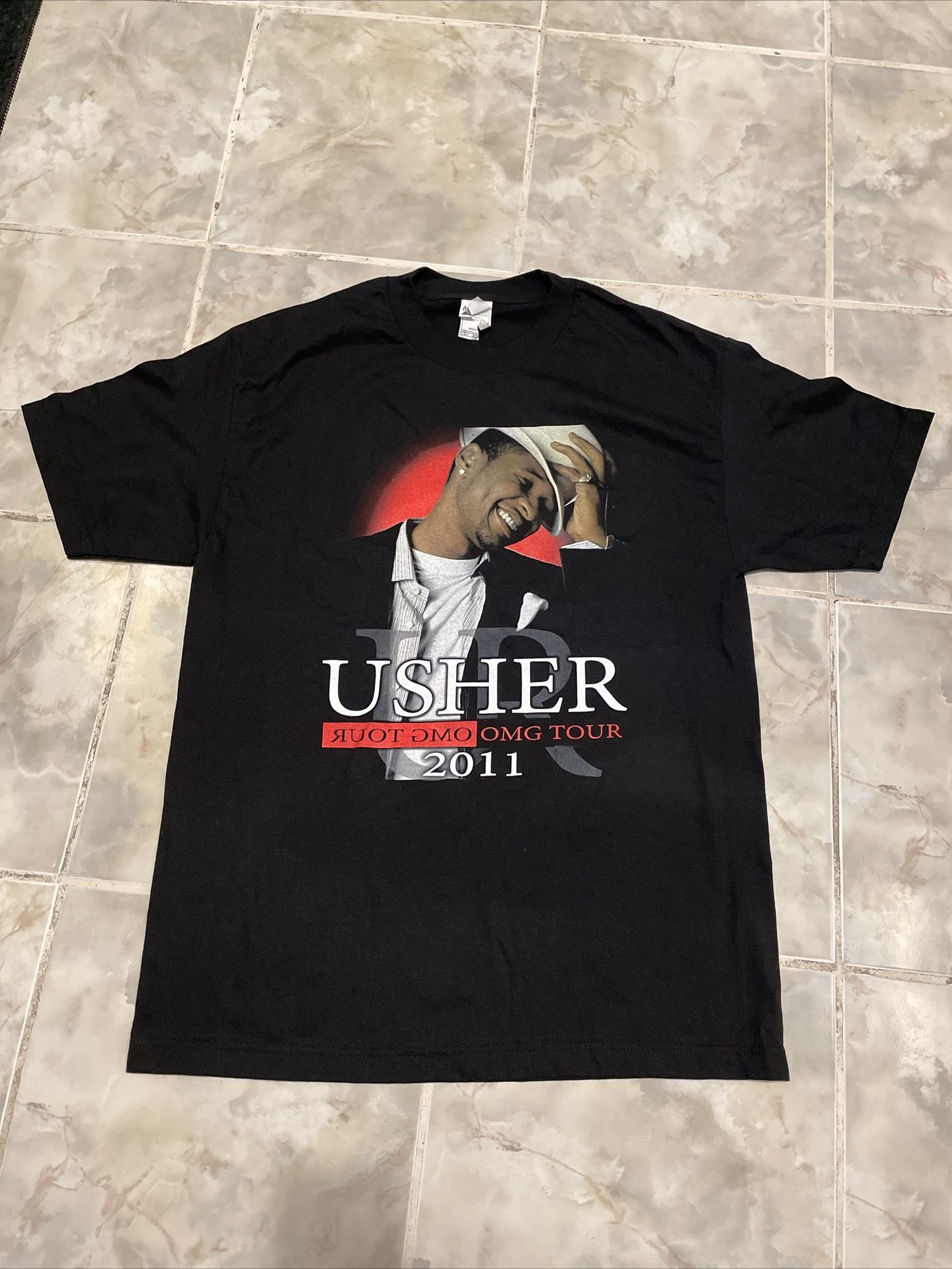 Usher OMG Tour T Shirt 2011 Vintage Graphic Rap Tee Crew Neck Mens 