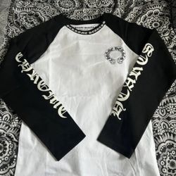  The Chrome Hearts Men's Long Sleeve Black and White Shirt is a stylish and versatile addition to any man's wardrobe. Made of comfortable cotton jerse
