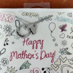 BRAND NEW IN SEALED PACKAGE CLAIRE'S EXCLUSIVE HAPPY MOTHER'S DAY GREETING CARD WITH MOTHER AND DAUGHTER SILVER PENDANT NECKLACES 