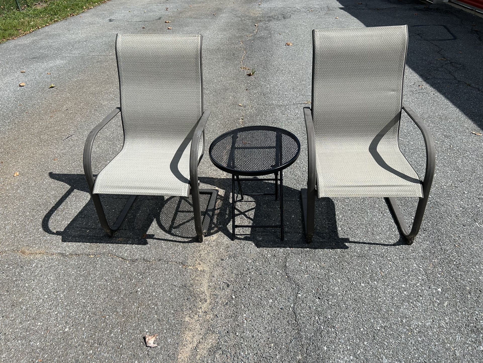 Beautiful Bistro Set Round Table and 2 Chairs **