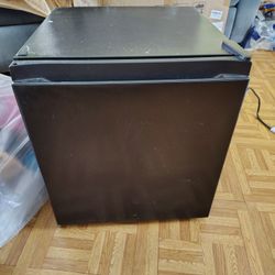 2.5 Cubic Foot Mini Fridge With Freezer 