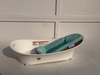 Baby bathtub with inset