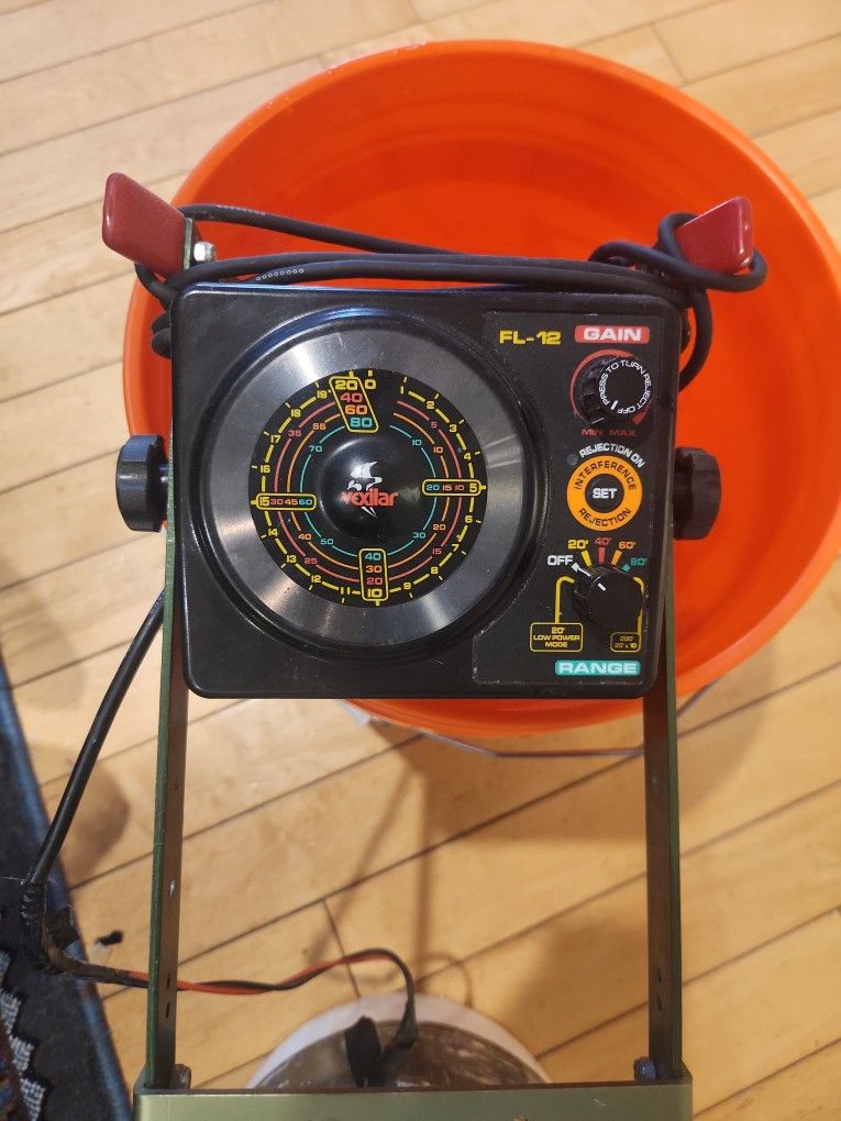 ICE FISHING / Vexilar FL-12 With Hole Hoper Set Up.
