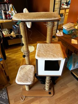 Wooden cat tower/Scratcher