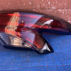 Right Tail Light Toyota Sienna 2021-23