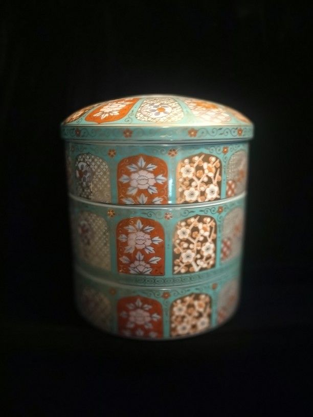 Gold-Lattice Three-Tiered Box