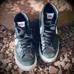 NIKE MAN'S BLAZER MID 77 VINTAGE, BLACK WHITE, SIZE: 9. GOOD CONDITION!