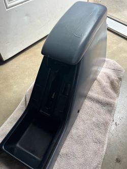 Toyota 4 runner center console and radio bazel in great condition