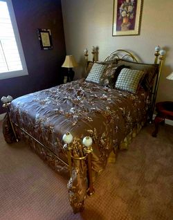 Beautiful queen size bed must pick up tomorrow bring help $100 or best offer