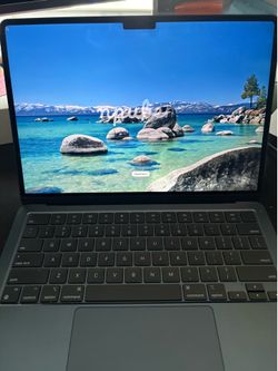 Apple MacBook Air M2 13” 2022 256GB SSD — For Parts/Repair — Boots, Keyboard/Trackpad Issue