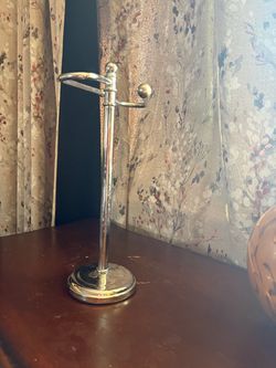 Bathroom hand towel holder