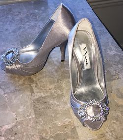 Satin gray heels NEW size 5