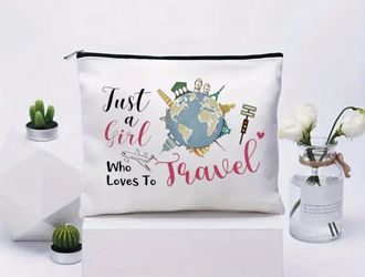 Travel Lovers Stylish Zippered Makeup Pouch - Secure Organizer for Cosmetics.