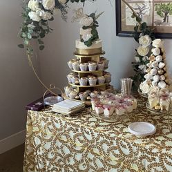 Gold Round With Wood Cake Stand
