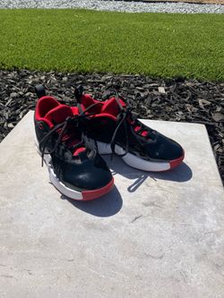 Nike Jordan Max Aura 6 sneakers in a black and red "Bred" colorway Size 4Y US