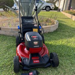 Toro Recycler 21 in. 60 V Battery Self-Propelled Lawn Mower Kit (Battery & Charger) In New Condition    