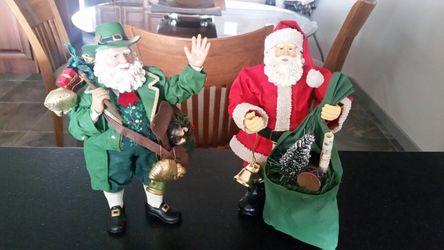 Christmas Santa's for mantel or display case like new
