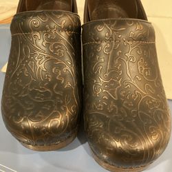 Néw Womans Black Dansko Clogs with copper tooled geometric design