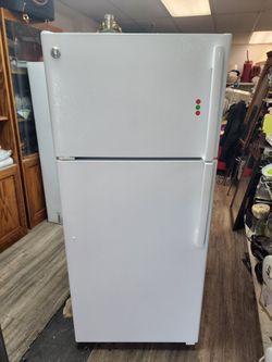 GE Refrigerator 64x28x28 