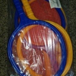4 Pcs Rackets & 2 Balls 
