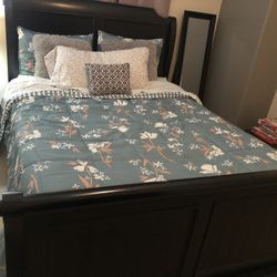 Solid Wood Queen Bed W/matresses And Matching Dresser