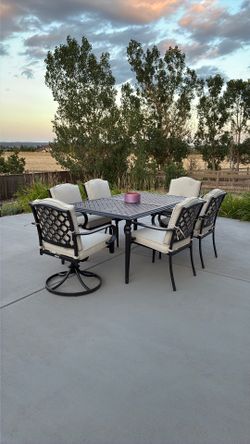 Newer Outdoor Patio Table and 6 Chairs Blk Pewter with Crème Cushions