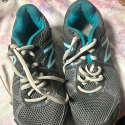 Woman's new balance size 5 1/2
