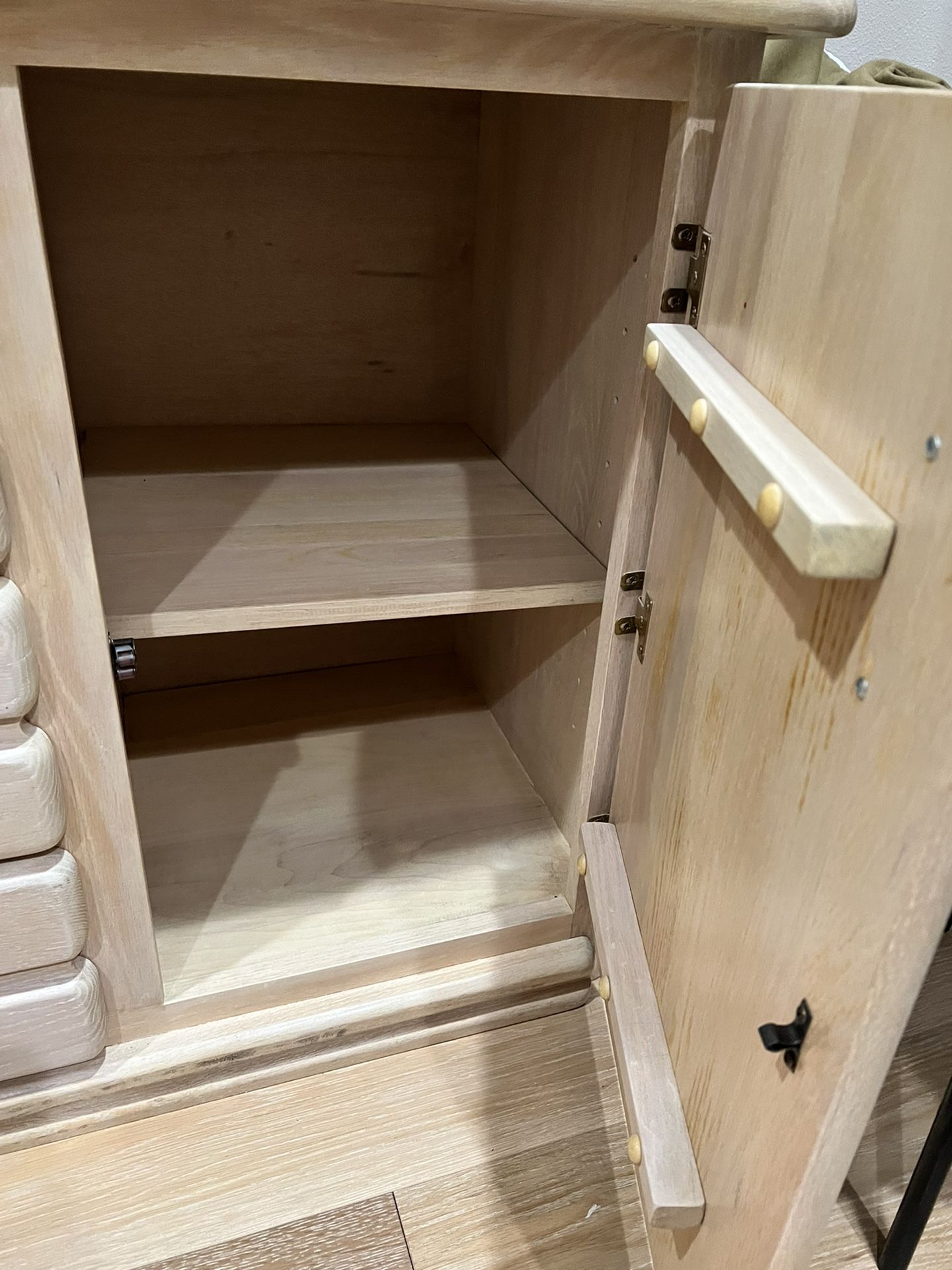 China Cabinet / Hutch