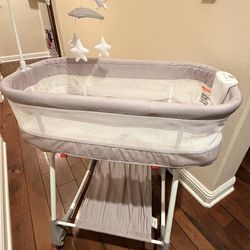 Bany Basinet great condition with mobile and music and vibration