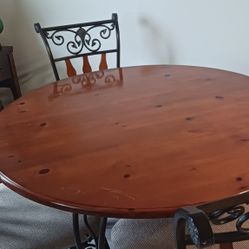 Pine Round Table with 4 Chairs & Bakers RACK