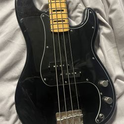 Squire Precision Bass Black With maple Fingerboard 