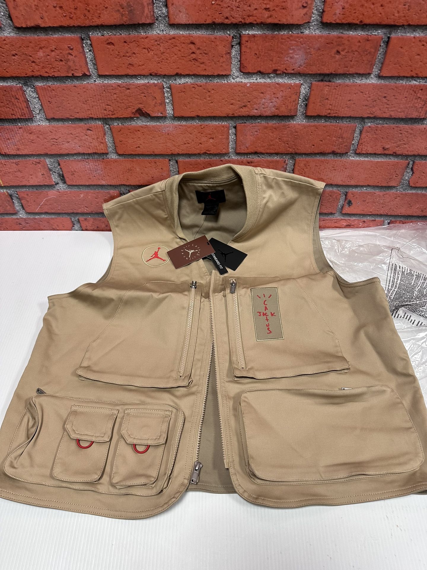 ウェア Air Jordan x Cactus Jack Utility Vest XL JORDAN Cactus Jack X JORDAN Utility Vest Asia Sizing XL - POIZON