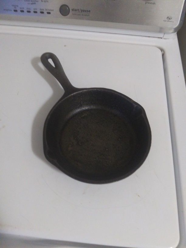 7in Wide Cast Iron Skillet From pitty Pat's Porch Restaurant in Atlanta GA