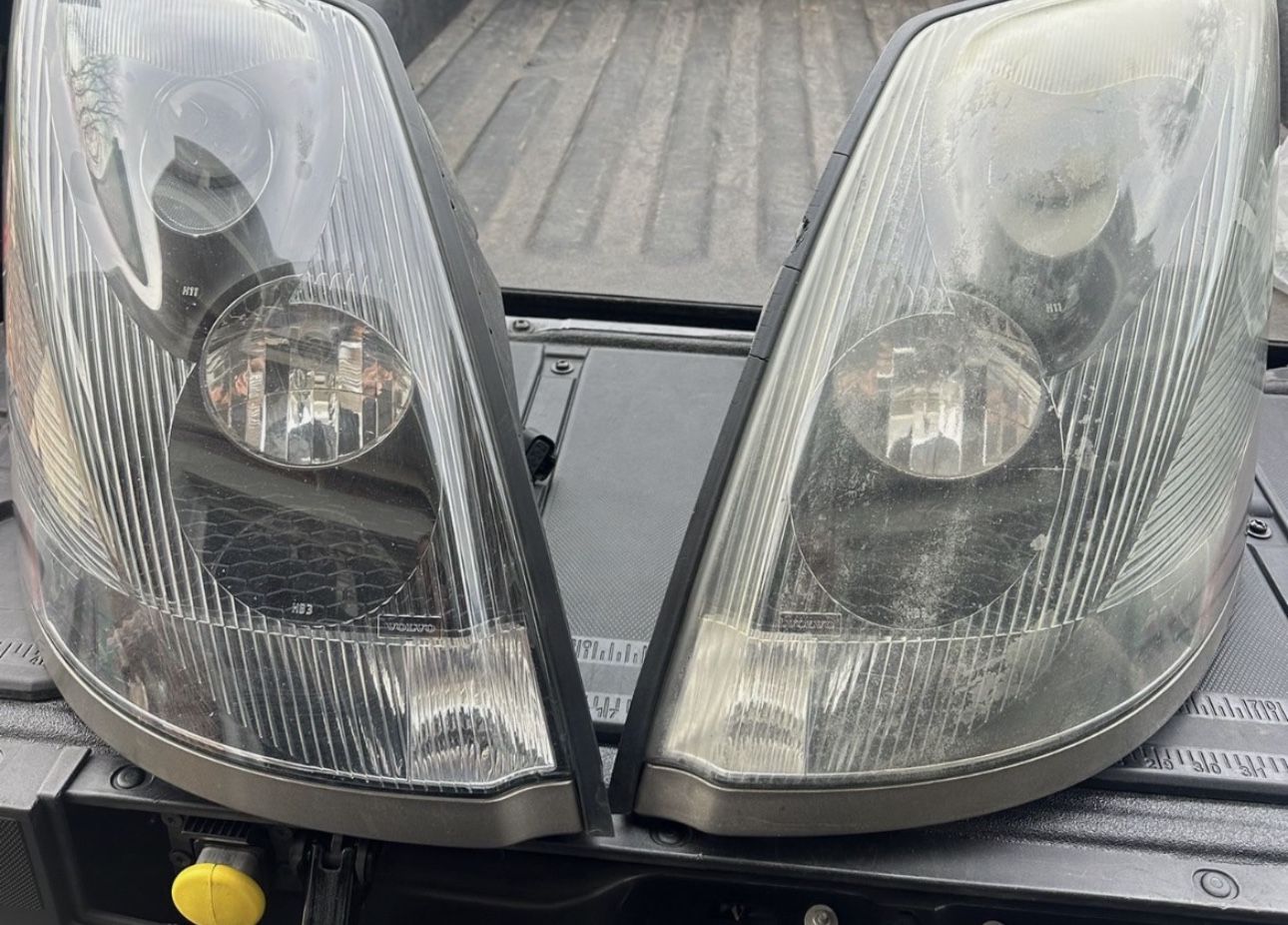 Volvo VNL Headlights 