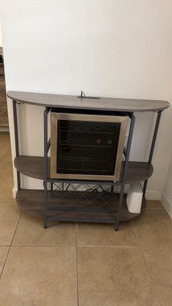 Se vende juego de sala completo con mesa de centro, mesas laterales, sofá cama, bar y nevera.