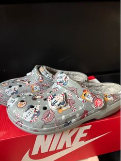 Disney crocs - 7w