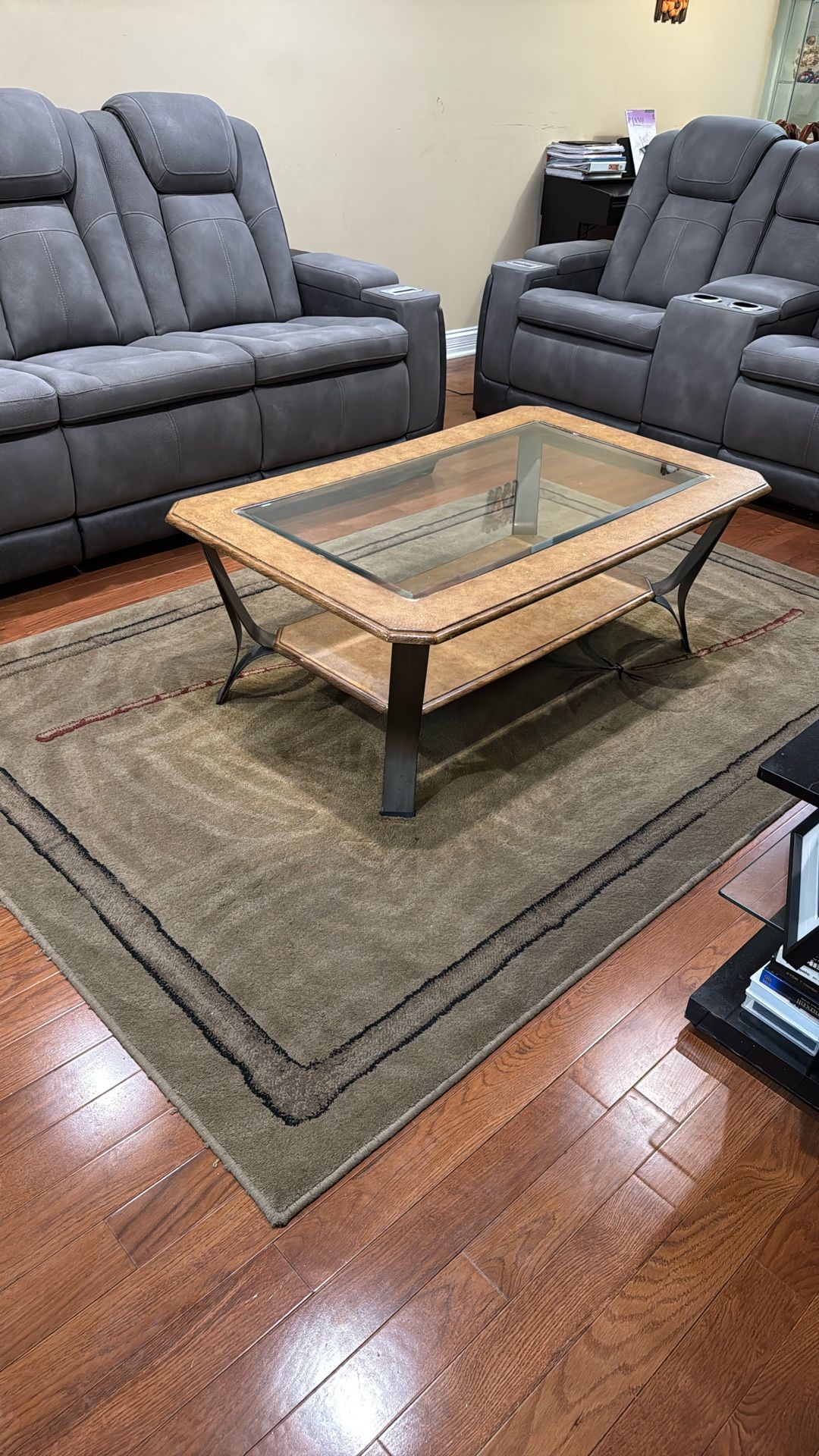 Coffee Table With Rug, 2 End Tables And 2 Lamps
