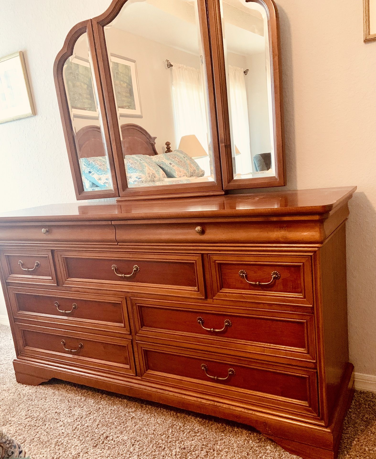 Beautiful Cherry Wood 6 piece antique Lexington bedroom set