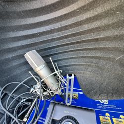 Full Studio Set Up No Wires Can’t find Em At The Moment Will Ignore Is It Available Hit Me When Your Serious 