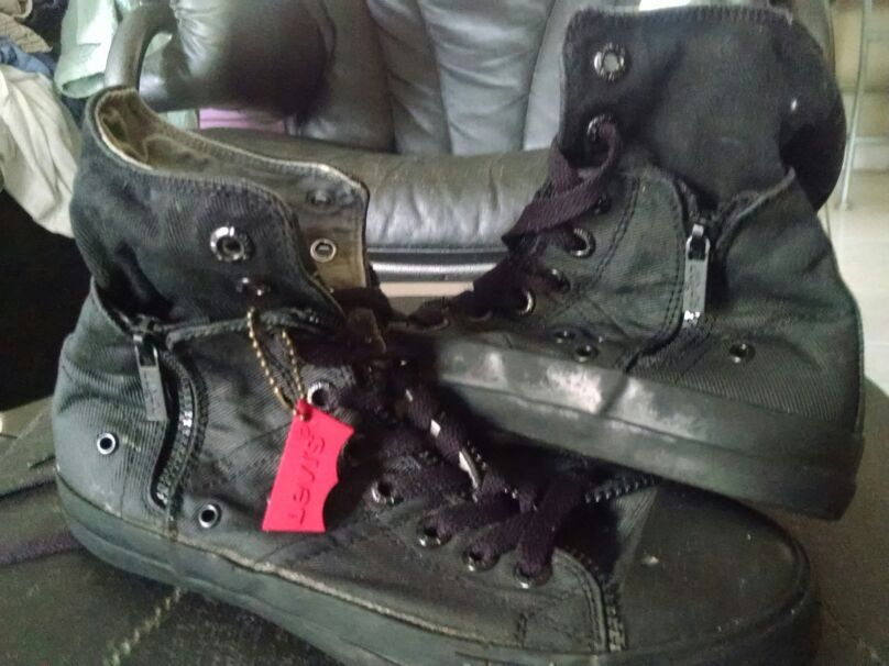 Levi's blk hightop sneaker sz 8.5