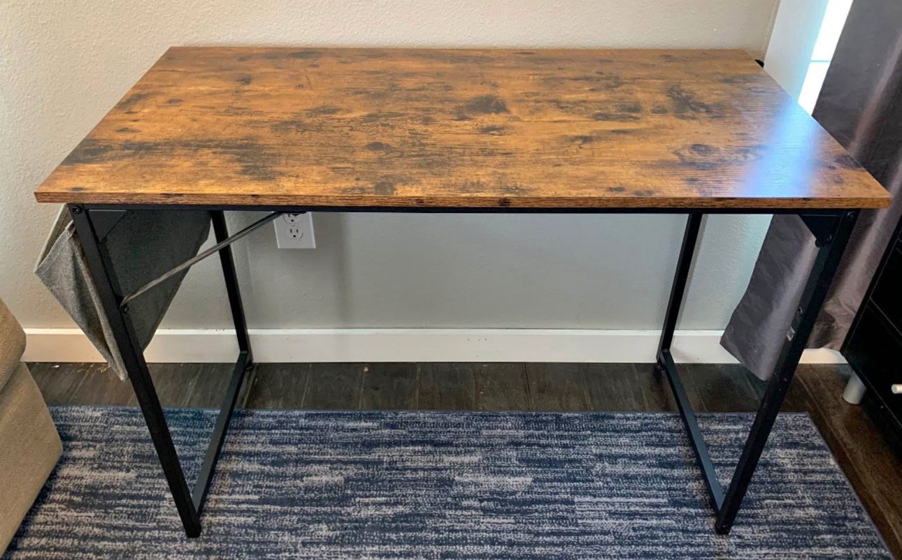 Desk Table Barely Used No Scratches or Markings - Can Deliver for Five Extra